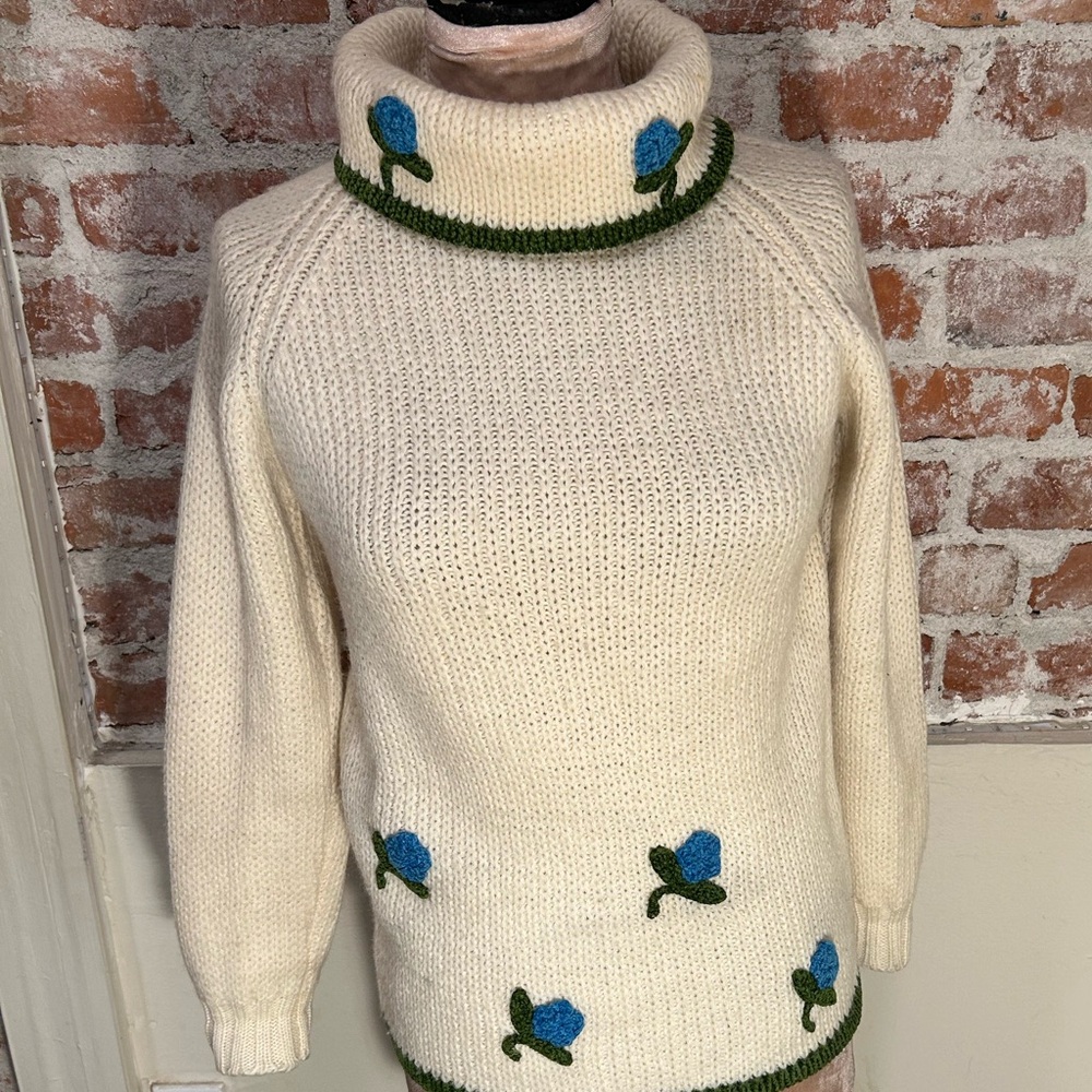 Vintage Catalina cream turtleneck crochet sweater floral embellishment - Picture 9 of 12